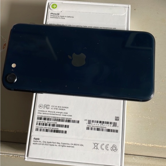 Apple iPhone SE 3rd Generation 64 GB in Midnight for T-Mobile - Picture 4 of 8